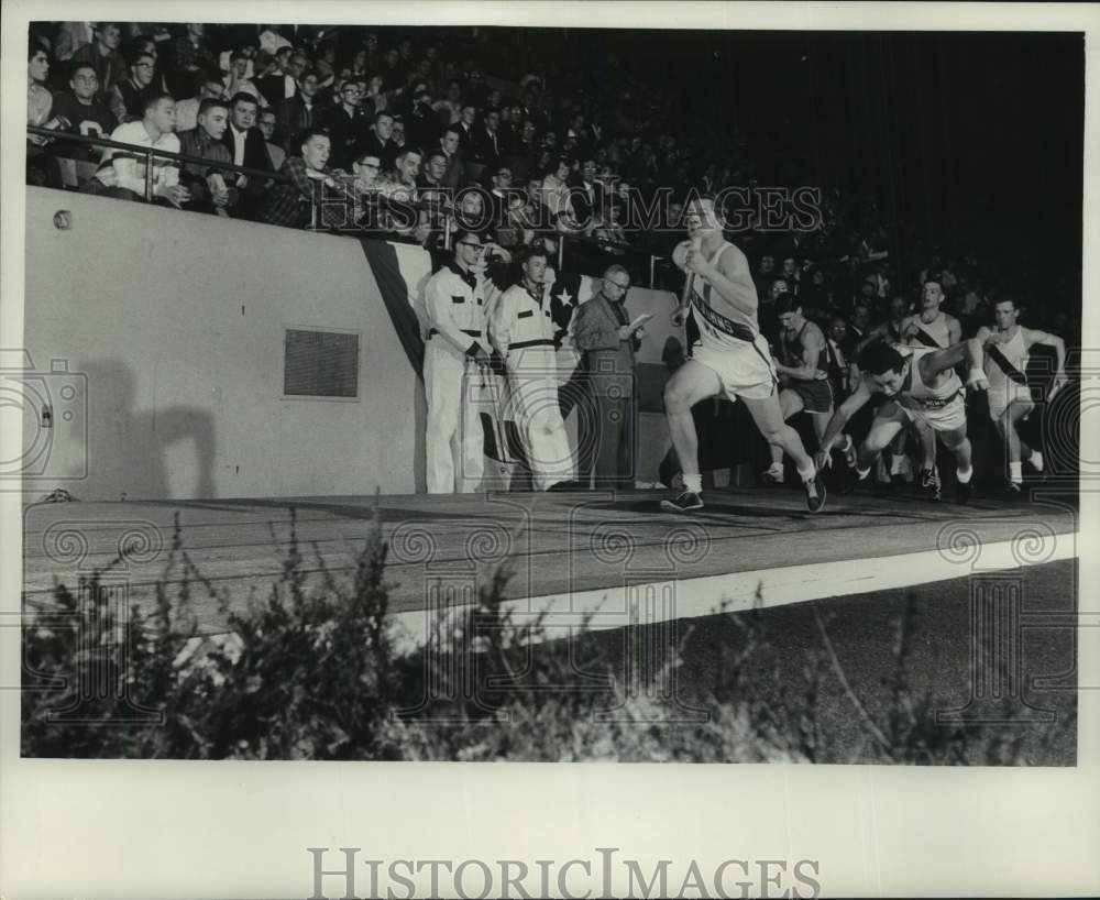 1966 Press Photo Runners go for the finish line in Milwaukee Journal track meet- Historic Images