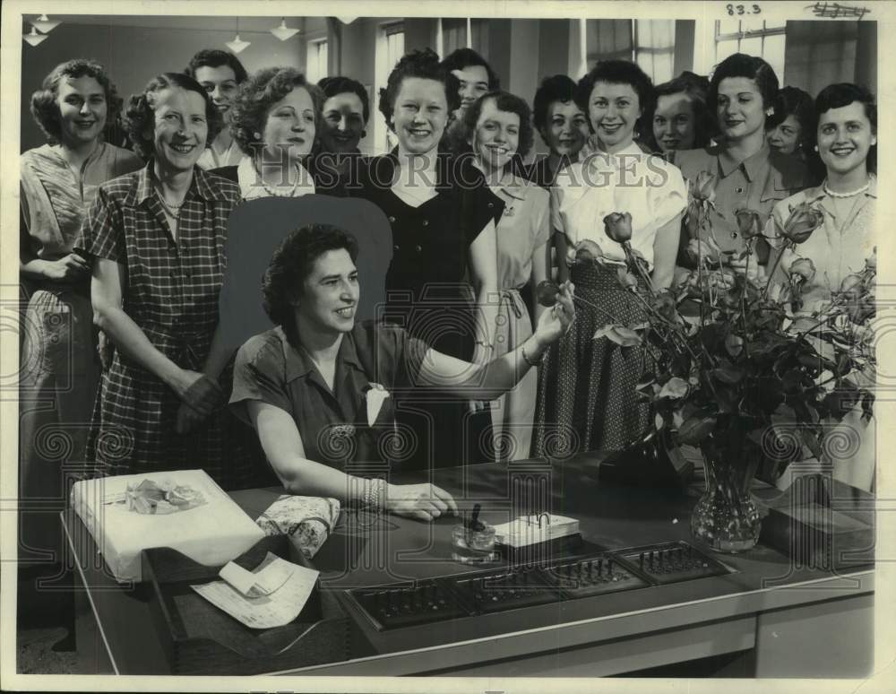 1950 Press Photo Justine Weyher on her 25th anniversary with Milwaukee Journal - Historic Images