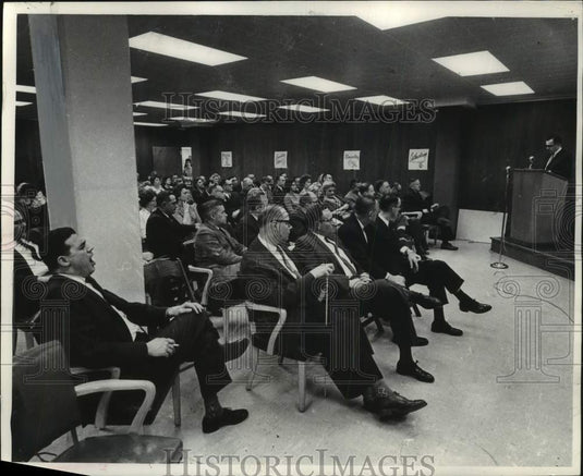 1962 Press Photo Milwaukee Journal Employee Advertising clinic. - mjc37243 - Historic Images