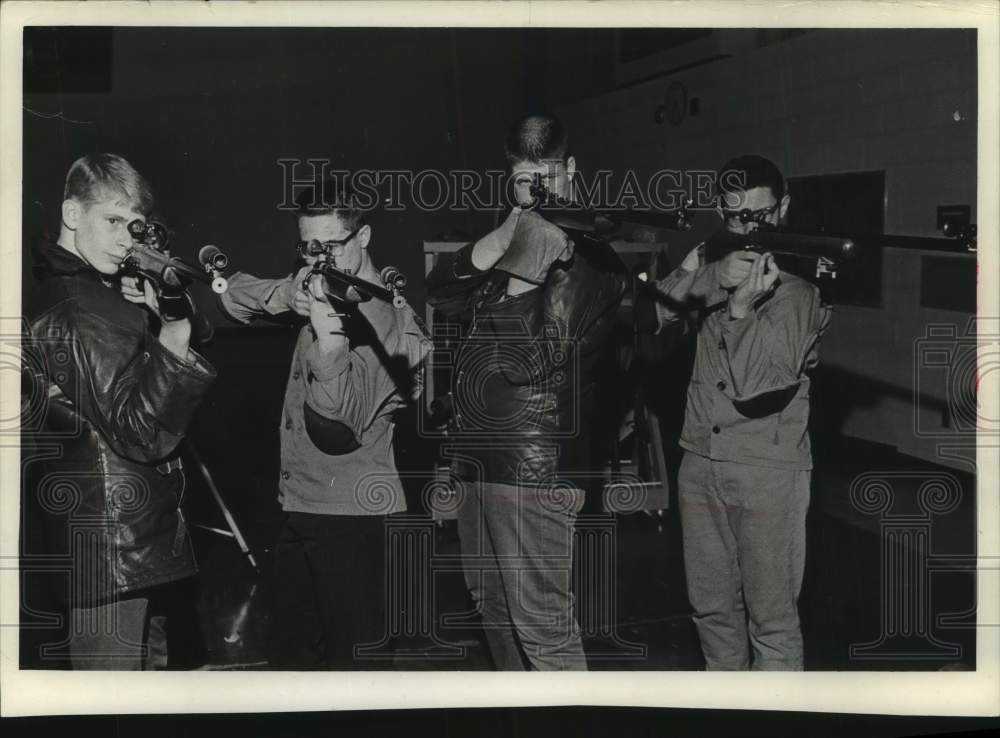 1965 Press Photo Members of a rifle team at the Milwaukee Sentinel Sports Show - Historic Images