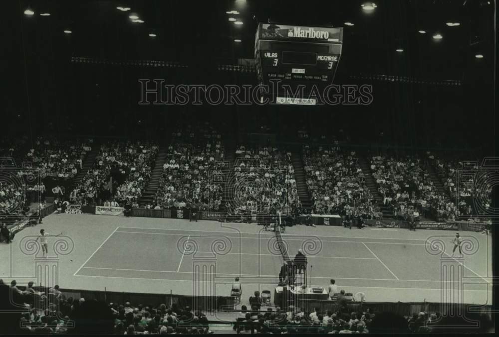 1983 Press Photo John McEnroe & Guillermo Vilas at the Lite Tennis Challenge - Historic Images