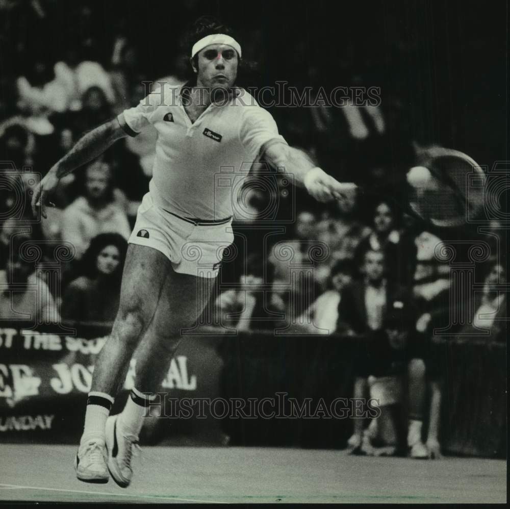 1983 Press Photo Guillermo Vilas returns a shot in Journal Tournament - Historic Images