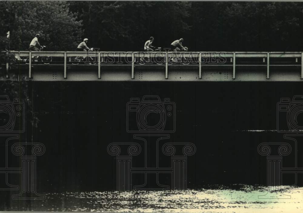 1987 Press Photo Cyclists on Milwaukee Sentinel Great Bike Ride near Wausau - Historic Images