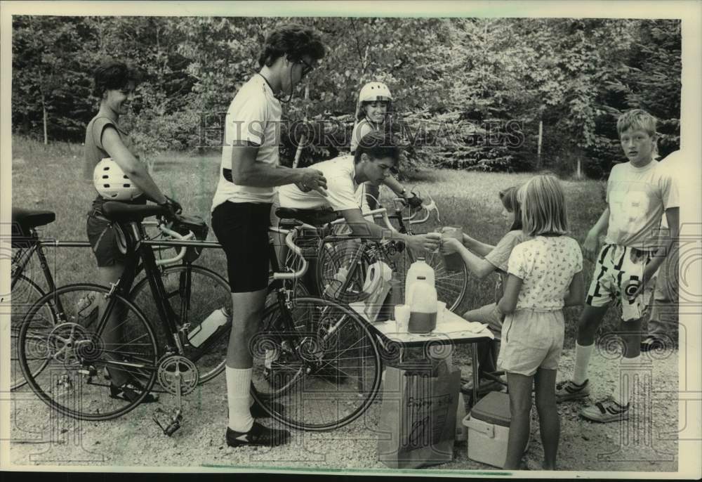 1988 Press Photo Bicyclists on SAAGBRAW East Route with children, Cleveland. - Historic Images