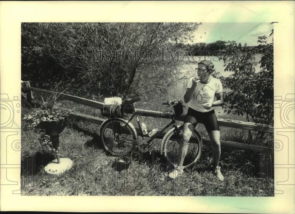 1986 Press Photo Ed Jager takes a break from cycling, Milwaukee Sentinel Ride - Historic Images