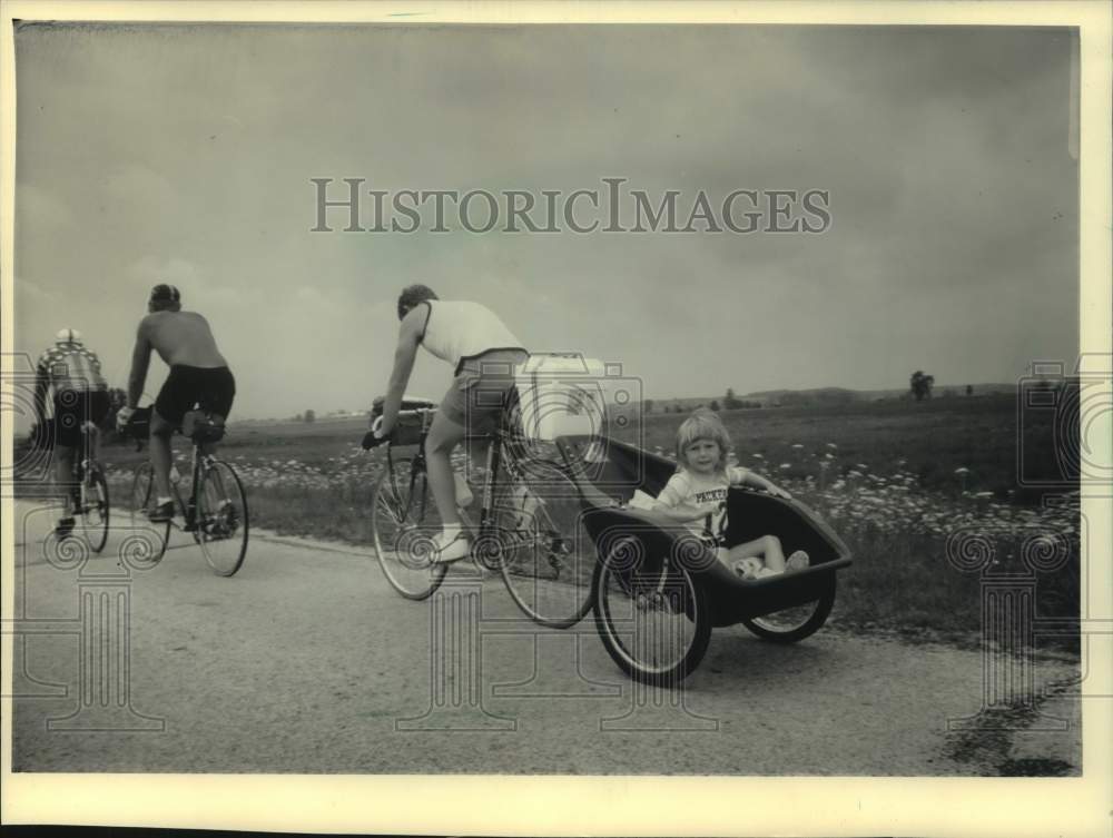 1986 Press Photo Wendy Quade hitches ride from father, Wisconsin - mjc37316 - Historic Images