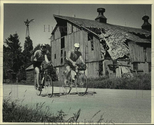 1985 Press Photo Linda Warner and Norb Bremer ride Greening Road on SAAGBRAW - Historic Images