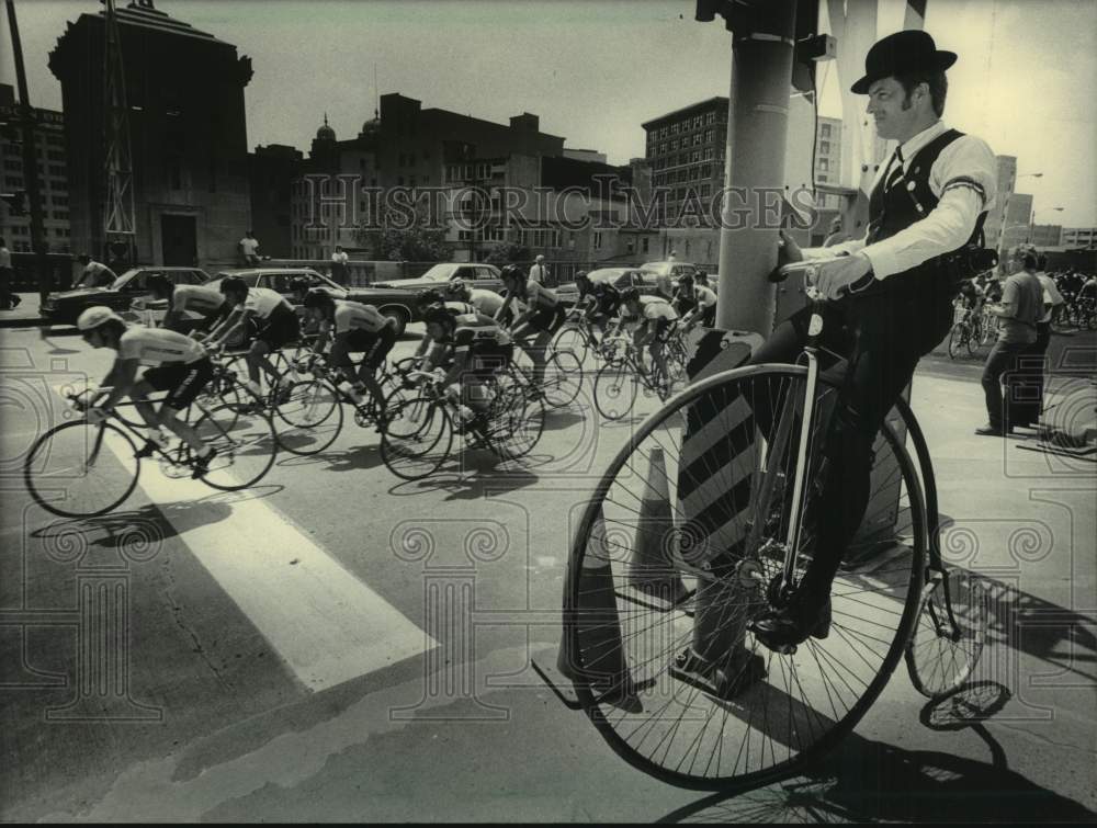 1984 Press Photo Dennis Olson, Wisconsin Wheelmen, watches PAC race Kilbourn Ave - Historic Images