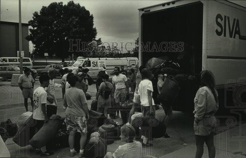 1989 Press Photo Tour cyclists load gear, Nathan Hale High School, West Allis - Historic Images