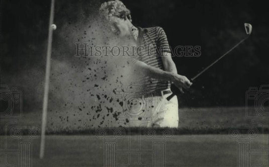 1982 Press Photo Doug Wulz blasts out of trap in Milwaukee Sentinel tournament - Historic Images