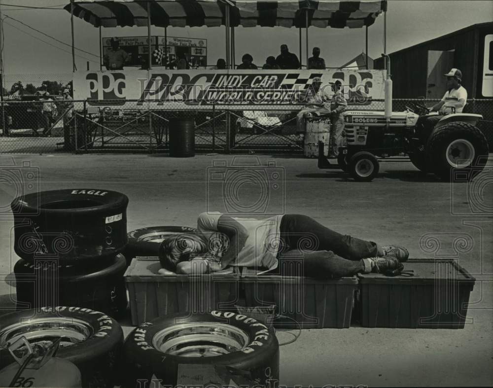 1984 Press Photo Connie Shear, rests during Sentinel 200 qualifying Auto Race - Historic Images