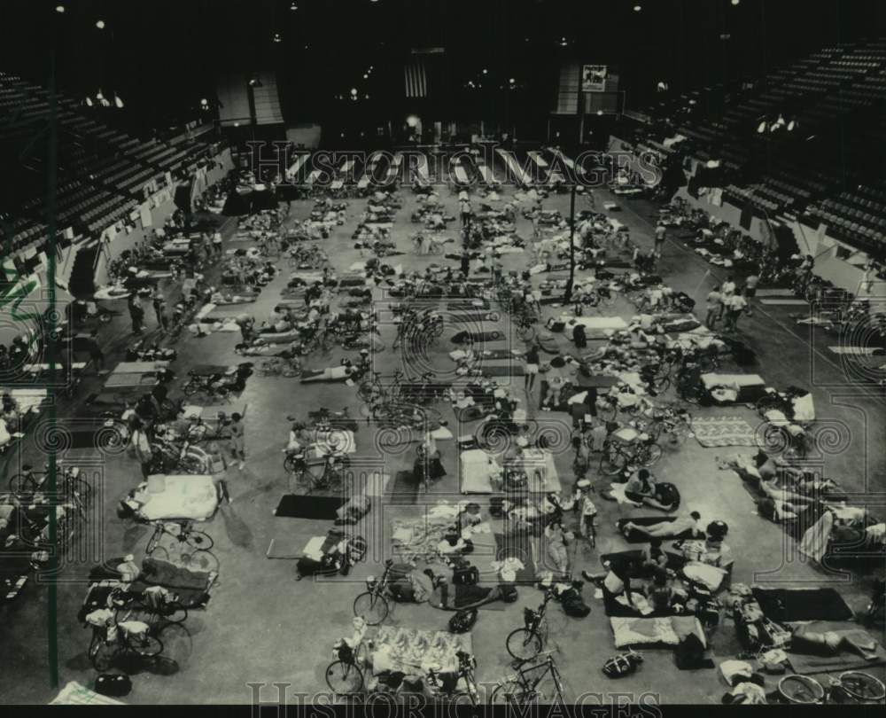 1984 Press Photo Cyclists spread out before SAAGRAW Brown County Arena Green Bay - Historic Images