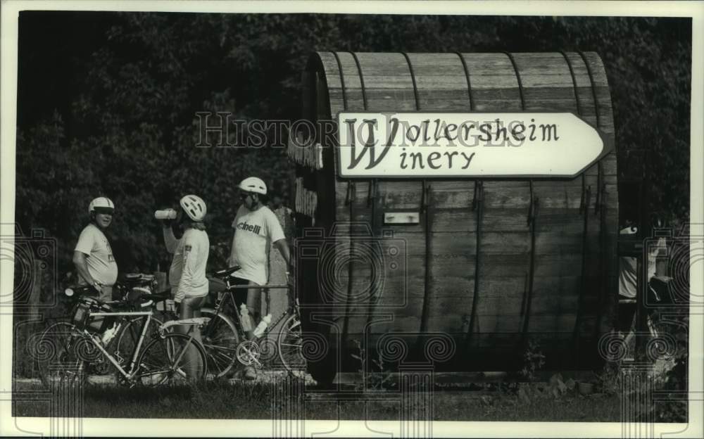 1989 Press Photo Cyclists take break at Wollersheim Winery, while on SAAGBRAW. - Historic Images