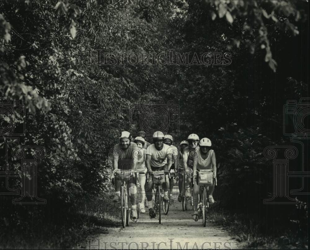 1988 Press Photo Group of bicyclists near Albany on South route of SAAGBRAW. - Historic Images