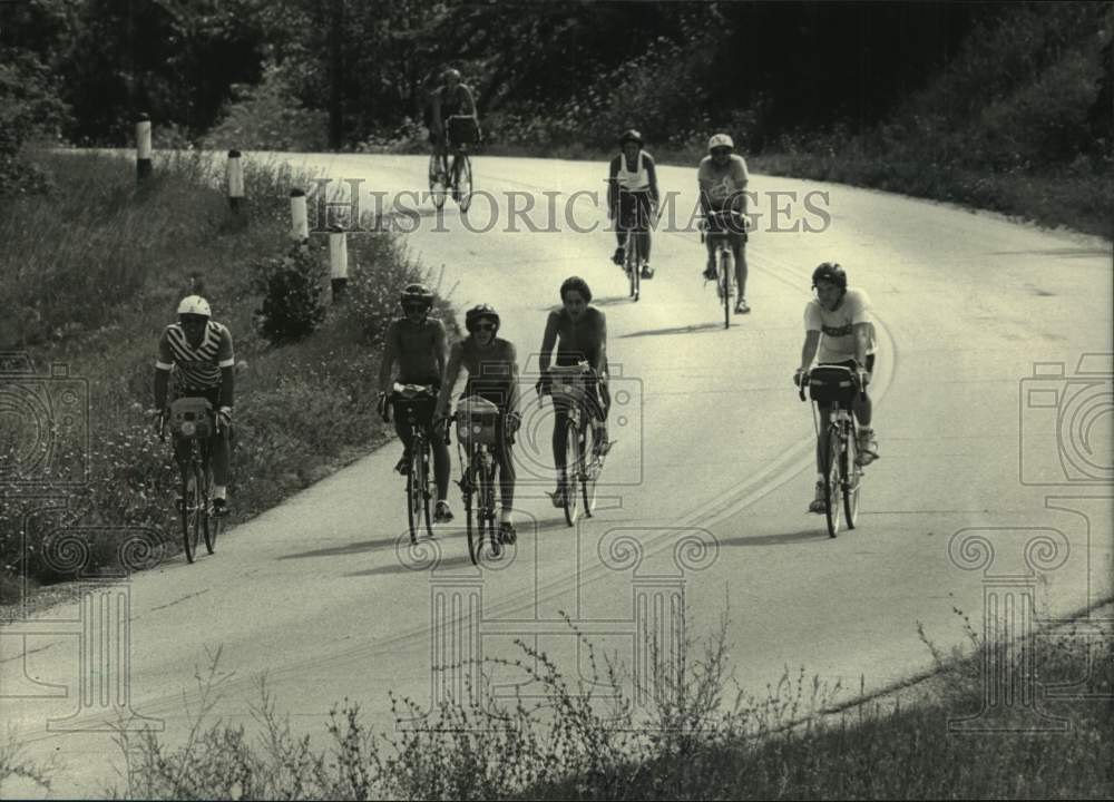 1987 Press Photo Riders on SAAGRBRAW north route biked through Kettle Moraine - Historic Images