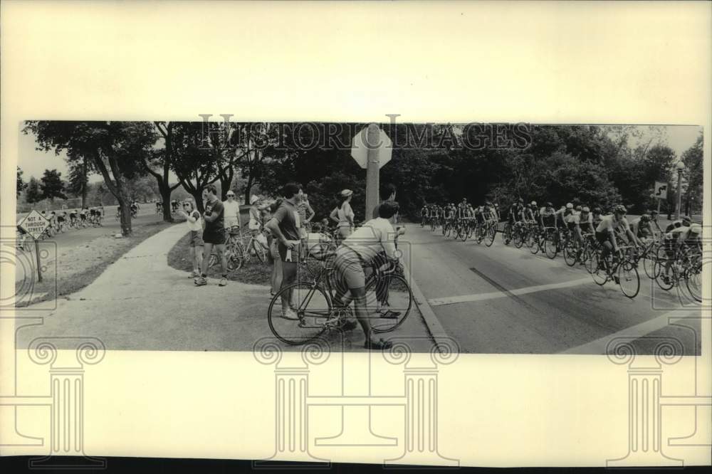 1984 Press Photo Cyclists bike through Lake Park during Milwaukee Road Classic. - Historic Images