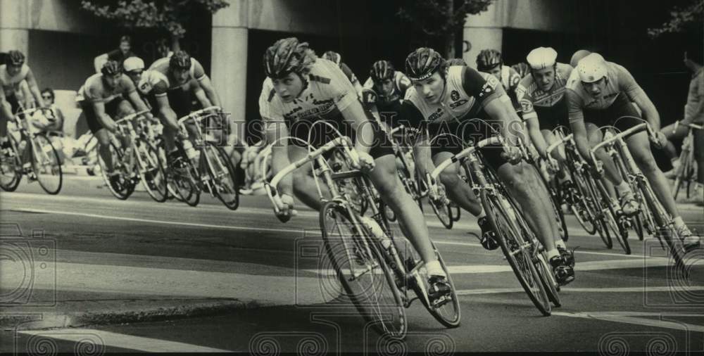 1983 Press Photo Racers round turn during Sentinel Cycling Classic Grand Prix-Historic Images