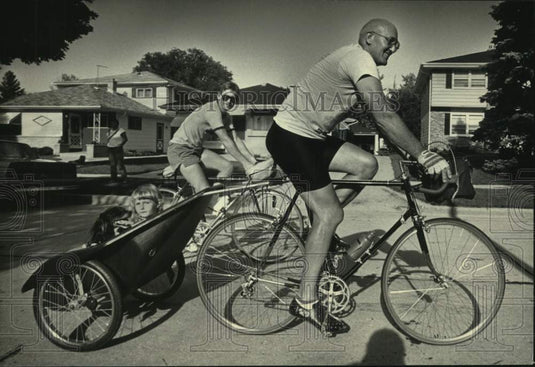 1986 Press Photo Wendy Quade got a ride from her grandfather Michael Stevens - Historic Images