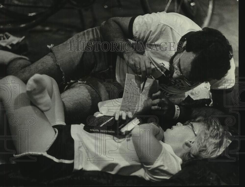 1982 Press Photo Cyclists George Gurria &amp; his wife Linda look at a map at Arena - Historic Images