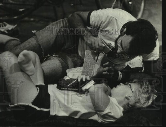 1982 Press Photo Cyclists George Gurria & his wife Linda look at a map at Arena - Historic Images