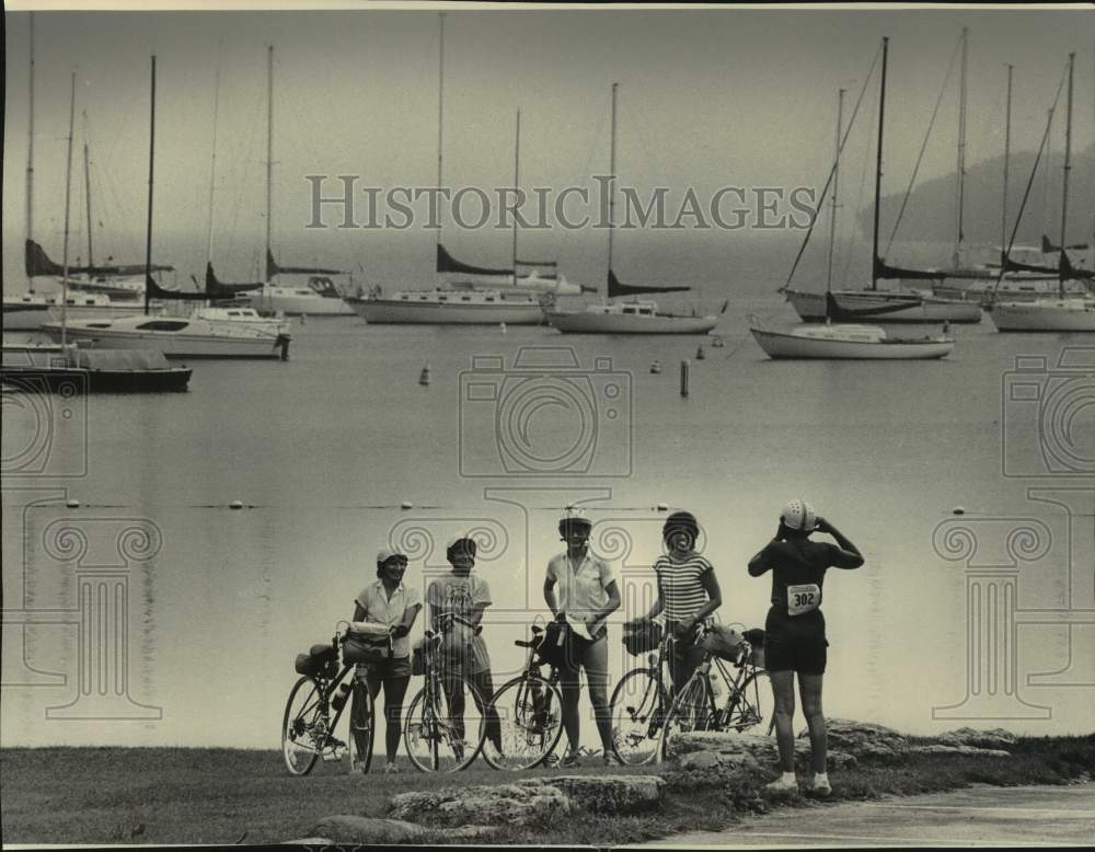 1984 Press Photo Bicyclists from Menomonee Falls at a marina in Fish Creek - Historic Images