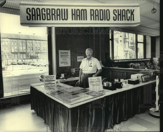1983 Press Photo SAAGBRAW ham radio shack booth - mjc37353 - Historic Images