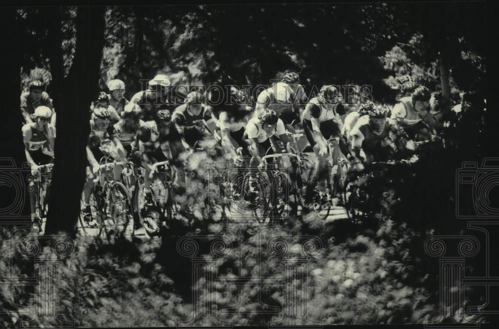 1984 Press Photo Bicycle racers zipped through woods in Brown Deer Park- Historic Images