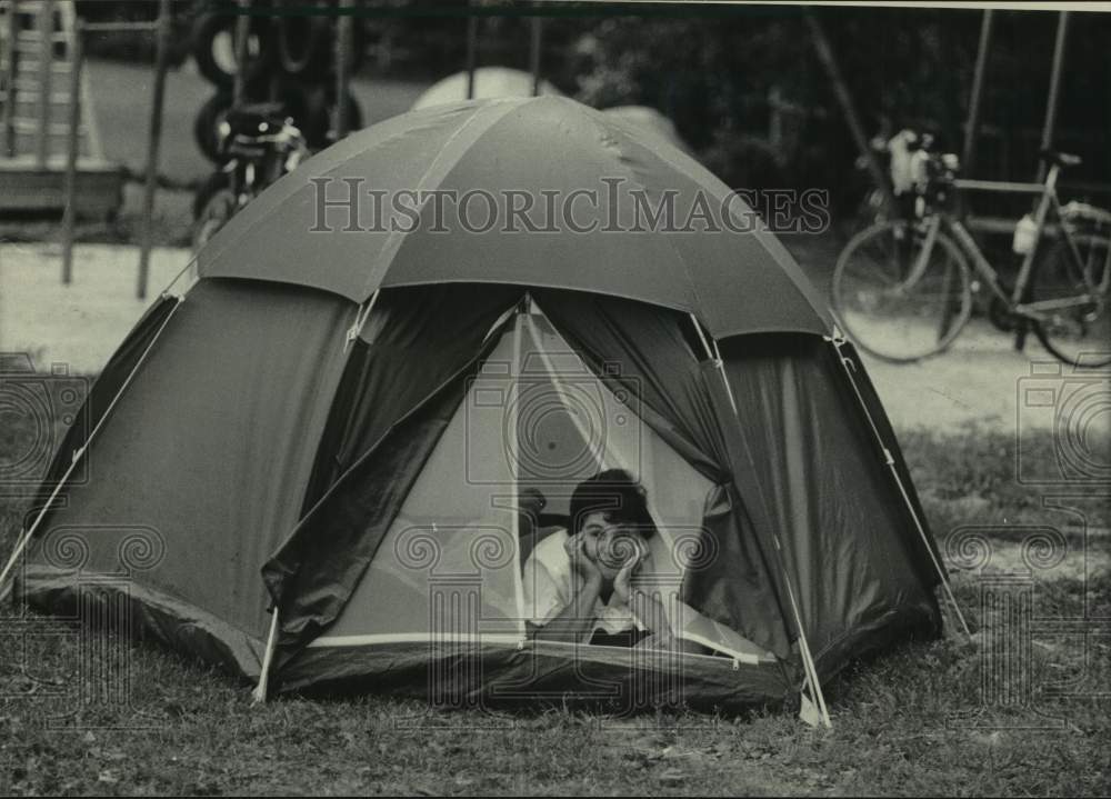 1985 Press Photo Cyclist Marie Welter of West Allis at Sevastopol School - Historic Images