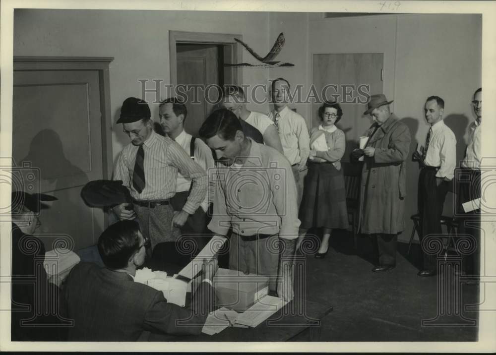 1952 Press Photo Tuberculosis Unit Gives Screenings, Milwaukee, Wisconsin - Historic Images