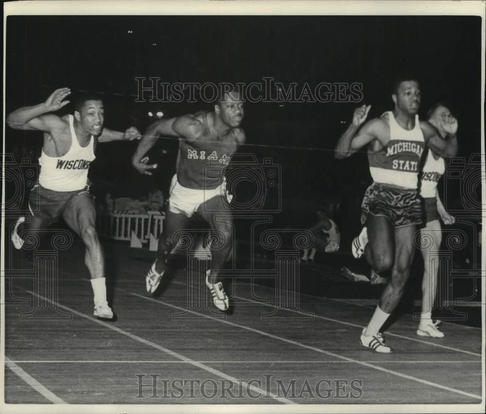 1963 Press Photo Bob Moreland breaks tape ahead of other runners, Milwaukee - Historic Images