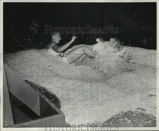 1960 Press Photo Pole vaulter Bob Gutowski at the Milwaukee Journal Track Meet-Historic Images