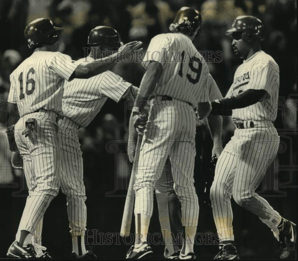 1992 Press Photo Brewers congratulate teammate Greg Vaughn for three-run homer - Historic Images