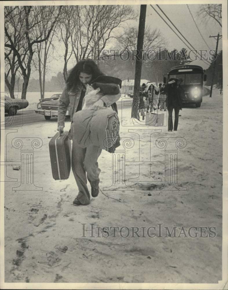 1975 Press Photo An evacuated Menominee Native American woman leaves the bus - Historic Images