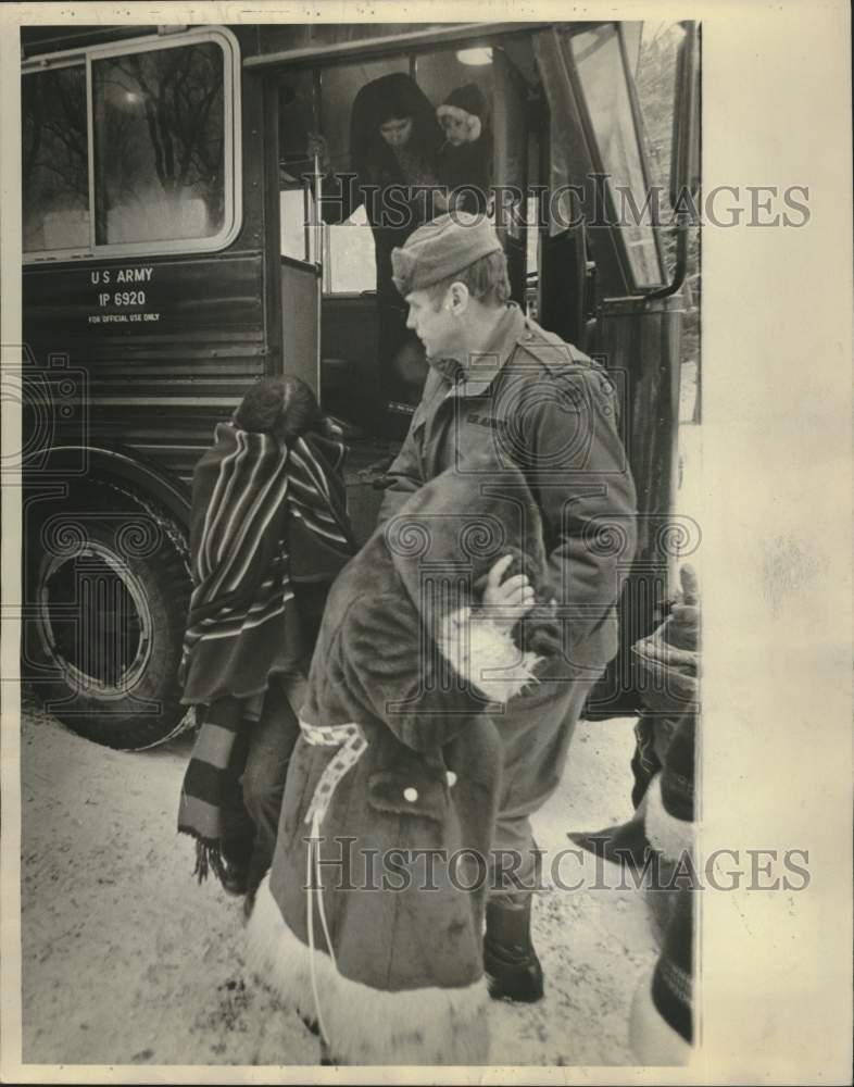 1975 Press Photo National Guardsmen assist Native American evacuees off the bus - Historic Images