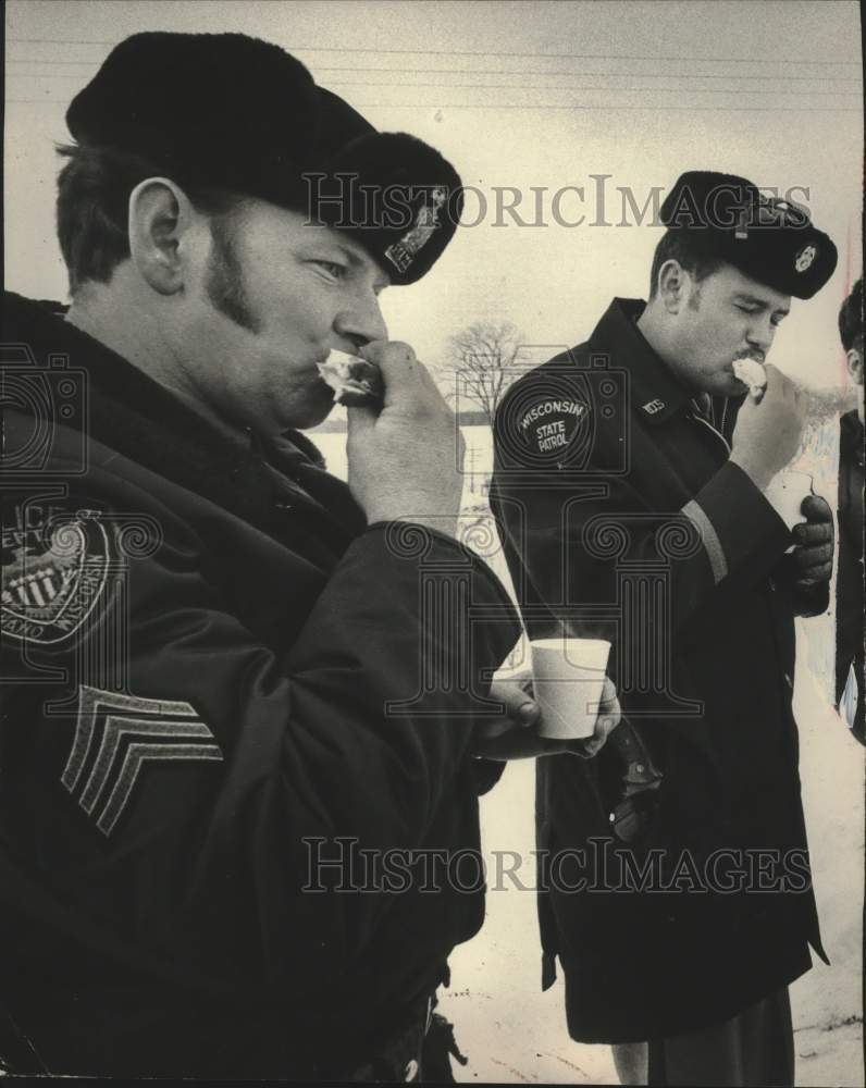 1975 Press Photo Shawano Police and Wisconsin State officer eat lunch on duty. - Historic Images