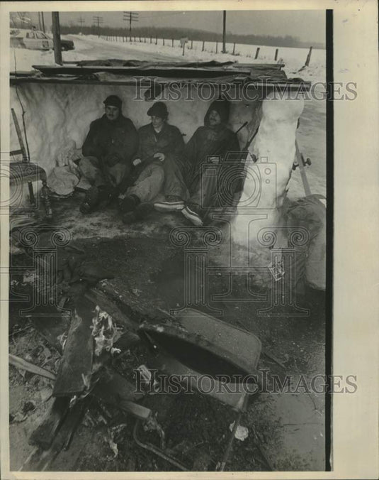 1975 Press Photo Wisconsin Nation Guardsmen keep out of the rain near Gresham. - Historic Images