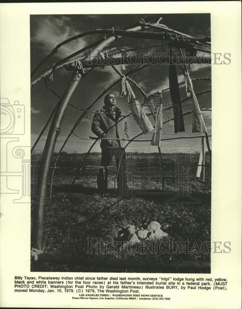 1979 Press Photo Piscataway Indian Chief Billy Tayac Surveys "Inipi" Lodge - Historic Images