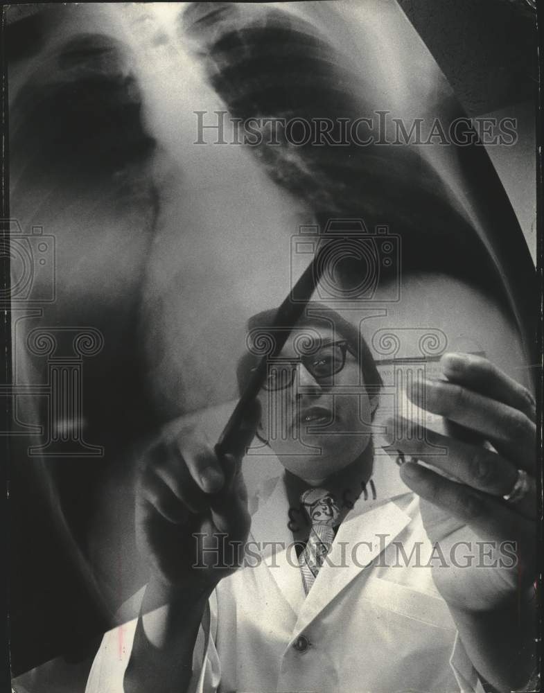 1973, Native American Physician Gerald Ignace At Wauwatosa Clinic - Historic Images
