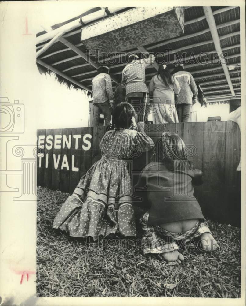 1976 Press Photo Native American children behind stage listen to adults chant - Historic Images