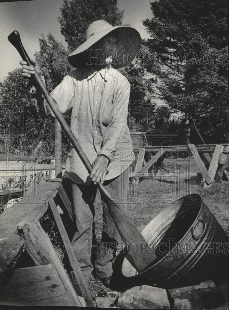 Press Photo Mrs. Henry La Pointe used iron kettle and ore for parching outdoors - Historic Images