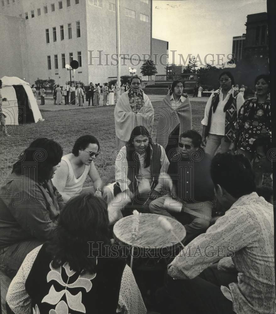 1973 Press Photo Native Americans held powwow at Civic Center Plaza, Milwaukee - Historic Images