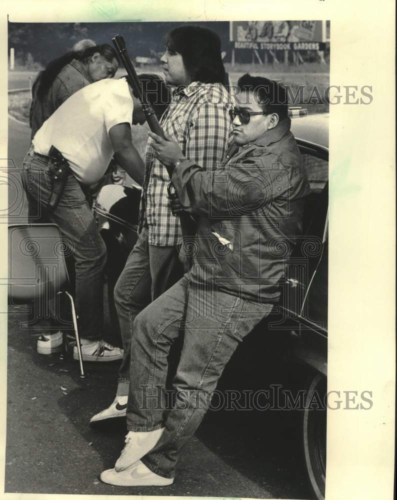 1984 Press Photo Native American Joe Gauthier And Rifle At Ho-Chunk Bingo Hall - Historic Images