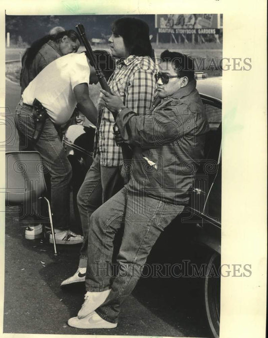 1984 Press Photo Native American Joe Gauthier And Rifle At Ho-Chunk Bingo Hall - Historic Images