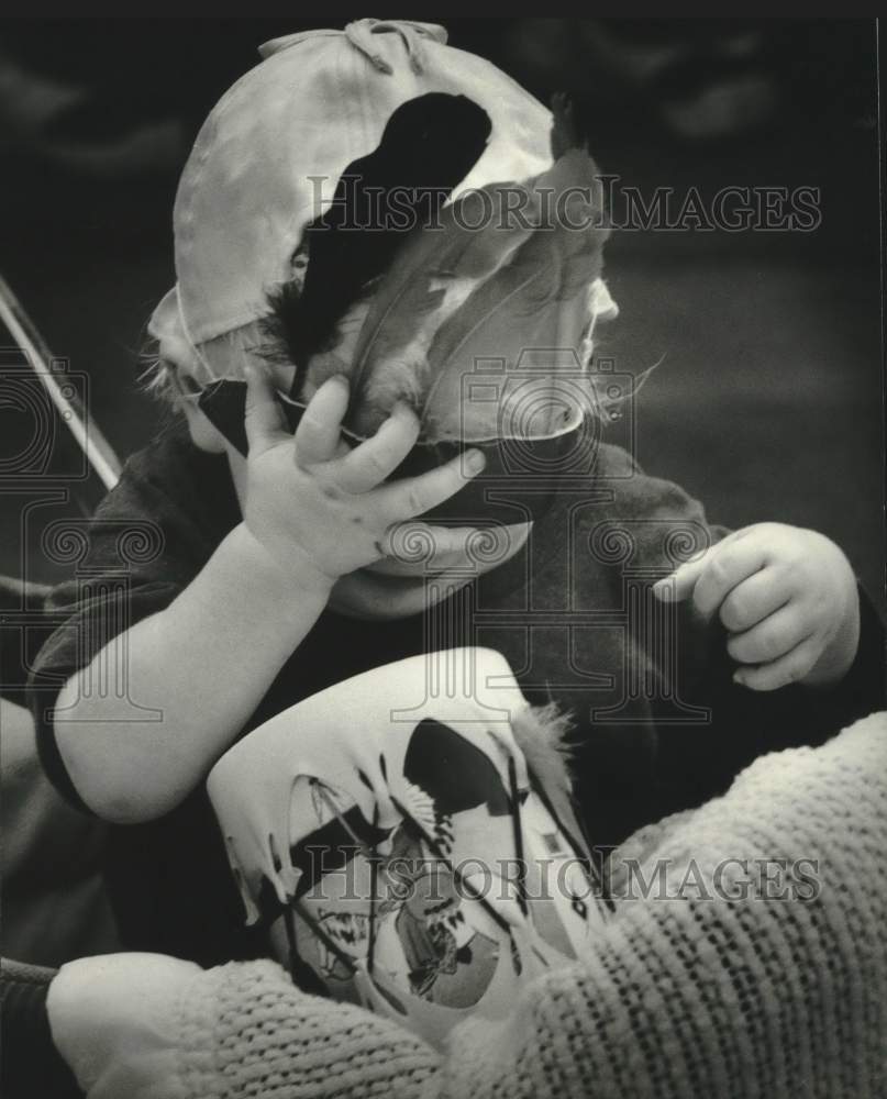 1994 Press Photo Luke Tarner at Indian Festival at Maier Festival Park - Historic Images