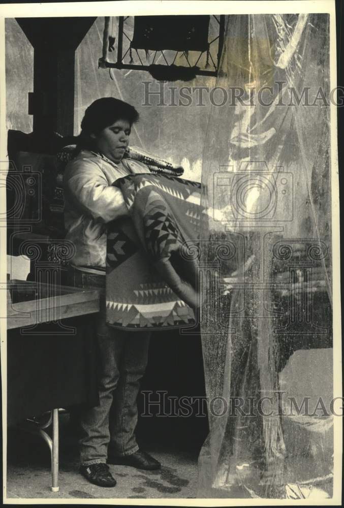 1987 Press Photo Native American Sue Skenandore folds blankets at Maier Festival - Historic Images