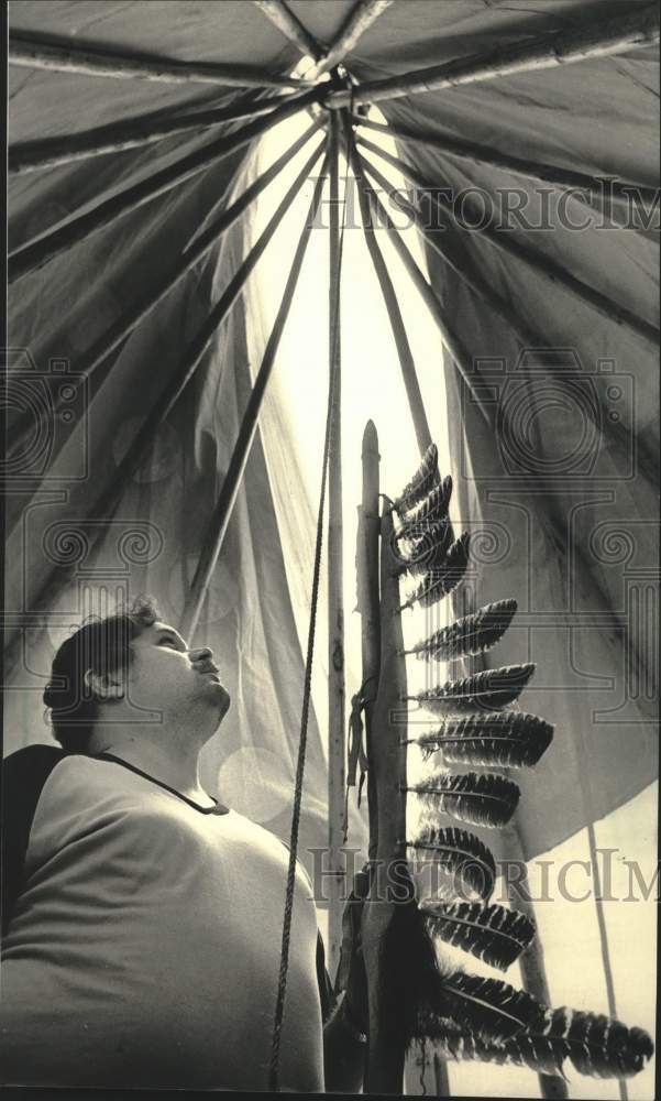 1987 Press Photo Cole Geyser in a Indian tepee, Summerfest, Wisconsin - Historic Images