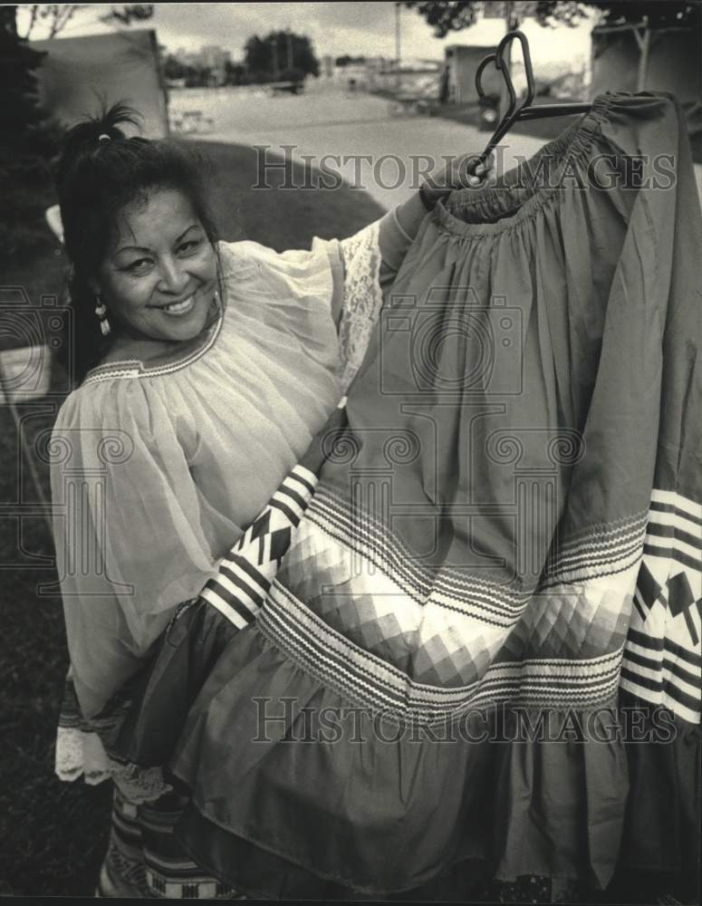 1990 Press Photo Seminole Marie Osceola holds skirts at Maier Festival Park - Historic Images