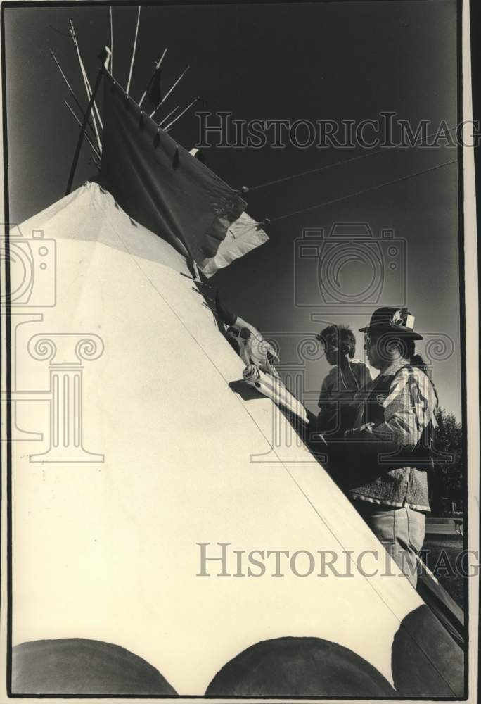 1988 Press Photo Robert Hawpetoss Senior and Junior at Indian Summer festival - Historic Images