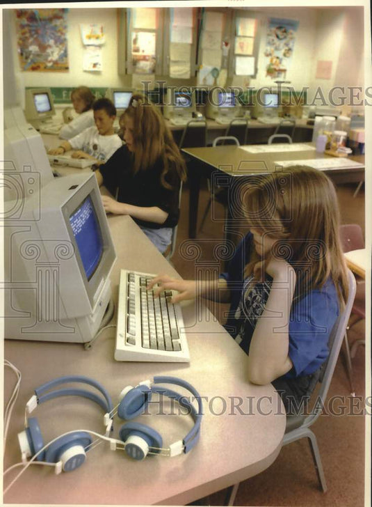 1993 Press Photo Indian Community School of Milwaukee students in computer lab - Historic Images
