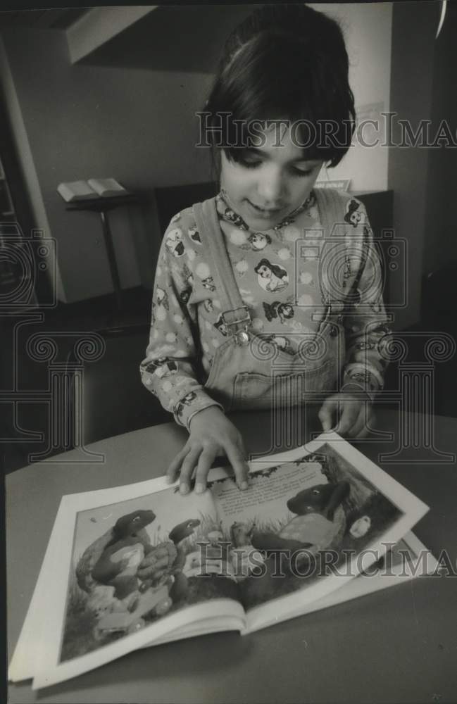 1995 Press Photo Megan Thomas shows how she turns a book upside down and reads - Historic Images